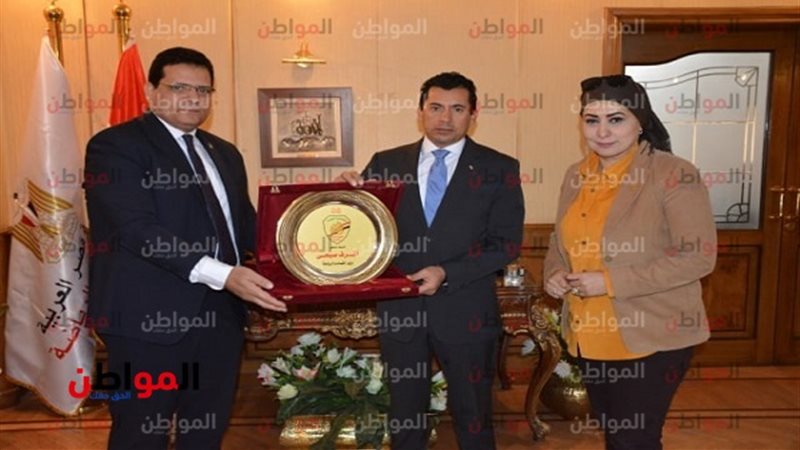  القادة  تكرم الدكتور