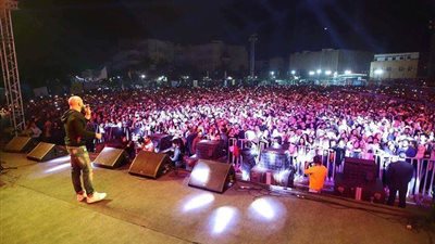 صور| العسيلي يحشد مشاعر الطلاب في أضخم حفل بجامعة مصر للعلوم 