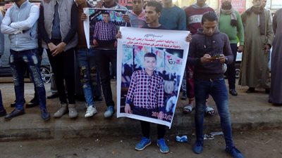 صور.. وقفة احتجاجية لأهالي ايتاى البارود للمطالبة بالقصاص من قتلة مصطفى الغول
