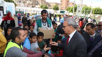 محافظ قنا يتابع أعمال القافلة الطبية بمركز شباب سيدي عبد الرحيم