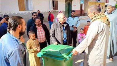 البيئة توزع صناديق قمامة على أهالى العامرية بالإسكندرية