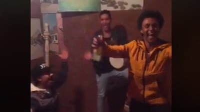 بالفيديو| شاب يرقص على أغنية حزينة ويشعل الفيس بوك