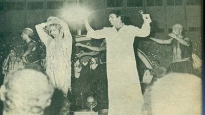 حكاية صورة.. من الفنانة التي أقنعها سمير صبري للرقص معه على خشبة المسرح؟!