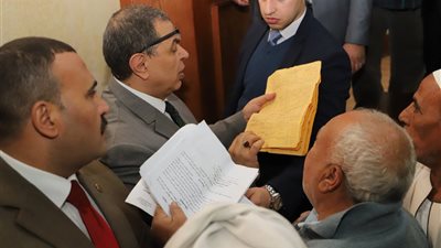 وزير القوى العاملة يشهد تسليم هويات المستحقين للمعاشات التقاعدية بالعراق