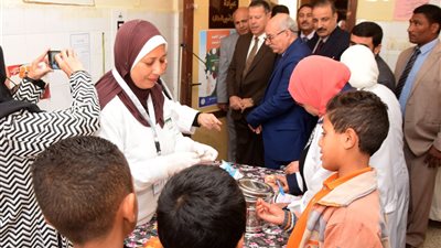 بعد إصابة أحد التلاميذ بالأنيميا ببني سويف .. المحافظ يتفقد أعمال المسح الطبي الشامل