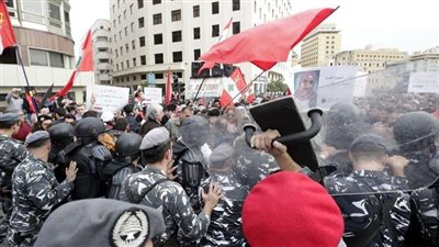 على غرار السترات الصفراء .. الرايات الحمراء تشعل لبنان وتهدد بالتصعيد 