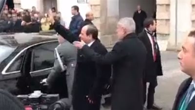 فيديو.. هكذا تواضع الرئيس السيسى مع الجالية المصرية بالنمسا  