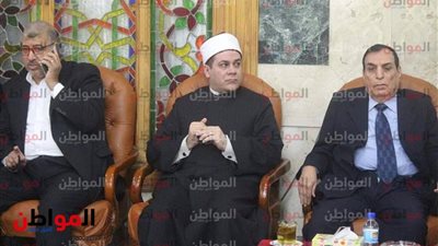 صور| مظهر شاهين يقدم العزاء فى الراحل إبراهيم سعدة 