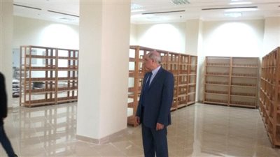رئيس جامعة كفر الشيخ يتفقد تجهيزات افتتاح المكتبة المركزية 