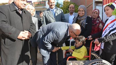 صور| محافظ الوادي الجديد يتابع أعمال مبادرة المسح الطبي لطلاب المدارس