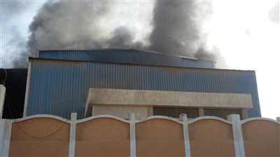 حريق يسيطرعلى مصنع أخشاب في منطقة بياض العرب ببني سويف