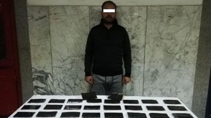 شخص يتاجر في المواد