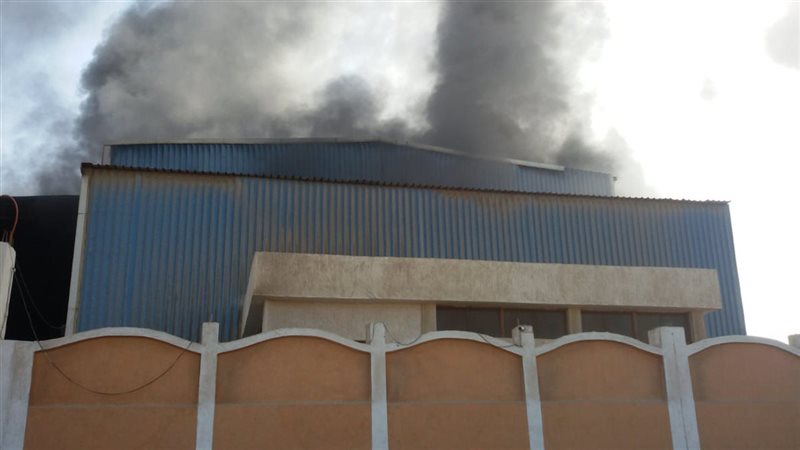 حريق يسيطرعلى مصنع
