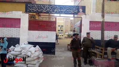 صور| توافد العشرات من الناخبين على لجان 