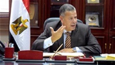 محافظ بني سويف يستمع لشكوى مواطن باع مسكنه لعلاج ابنه المريض ويتخذ القرار المناسب 