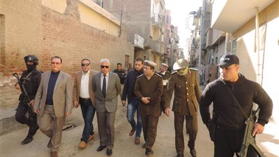 صور.. مدير أمن البحيرة يفاجئ الخدمات الشرطية بمركزى شبراخيت وايتاى البارود