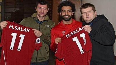 فيديو.. محمد صلاح يستقبل مشجع ليفربول الكفيف ويقدم درسا إنسانيا
