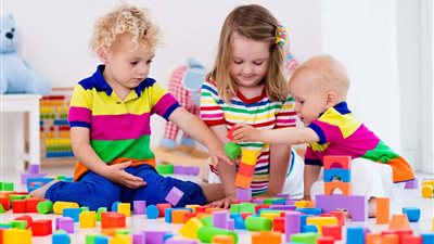 لا تمنعيه.. 8 فوائد لطفلك من اللعب تعرفى عليها 