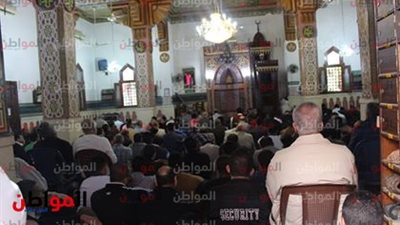 صور.. الأهالى يؤدون صلاة الجمعة بمسجد مالك الملك بالإسكندرية