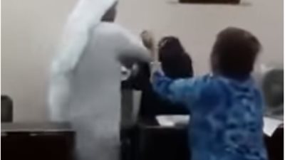 فيديو| ده نفخها.. رجل يضرب موظفة بطريقة متوحشة أمام الجميع  