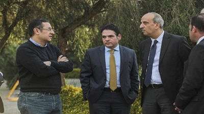 أسامة عبد الخالق سفير مصر بإثيوبيا يحضر مران الأهلي