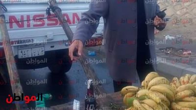الكيف بيذل ولو في الموز .. بائع يخفي سنجة وزجاجة خمر في الفواكه