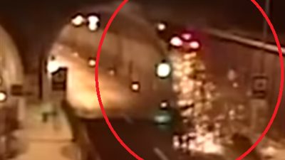   فيديو.. نجاة سائق بأعجوبة بعد طيران سيارته فى الهواء 
