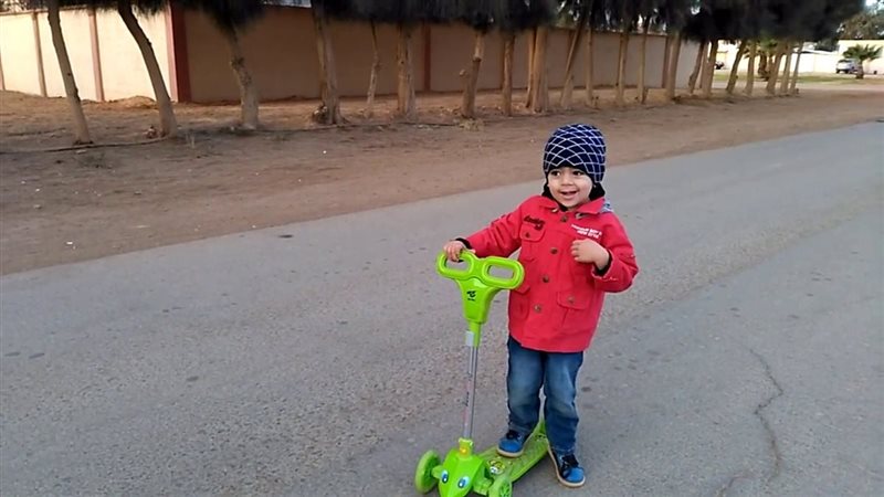 طفل يعلب صورة أرشيفية