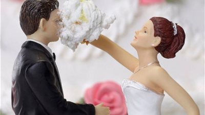 في كيس أسود وشيل.. حفل زفاف تحول لمشاجرة والسبب!
