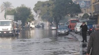 انفجار ماسورة يؤدي لتغير مسار السيارات في هذا الشارع بالقاهرة !