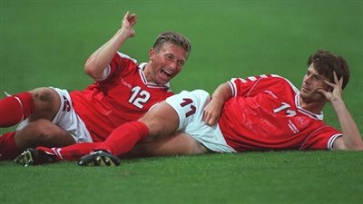 قصة صورة.. نجم الدنمارك ينام في الملعب بعد هدفه بنيجيريا بكأس العالم 1998