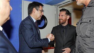 برشلونة يوزع هدايا الكريسماس
