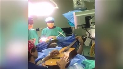 فيديو .. فنان يعزف خلال إجراءه عملية بالمخ لهذا السبب 