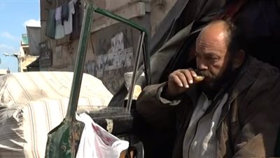 عم محمد| اتخذ من سيارته منزلًا ويحلم بتوفير مسكن