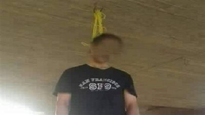 عامل يشنق نفسة بإيشارب في سقف المنزل بسوهاج