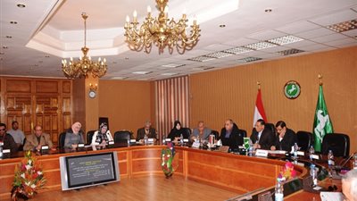 محافظ الشرقية يمنح شاب كفيف وحده سكنية