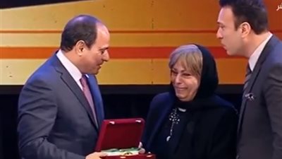 من هي المرأة التي بكت مع السيسي في حفل قادرون باختلاف واستغرق حديثهما 5 دقائق؟