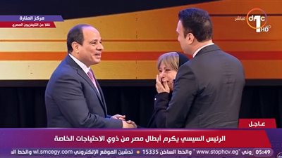 والدة بطل مصر في تنس الطاولة تبكي أمام السيسي