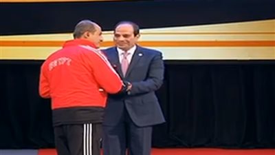  السيسي يكرم مدير فني منتخب مصر للسباحة باحتفالية اليوم العالمي لذوي الإعاقة