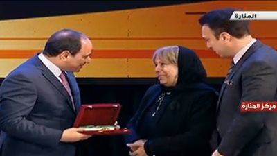  السيسي يكرم الراحل مازن مصطفى كمال السماحي بطل العالم فى تنس الطاولة