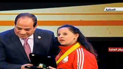 الرئيس السيسي يكرم نورهان محمد عاطف بطلة تنس الطاولة في التشيك
