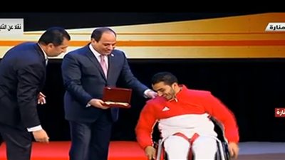الرئيس السيسي يكرم عاصم أبو النجا بطل الكاراتيه