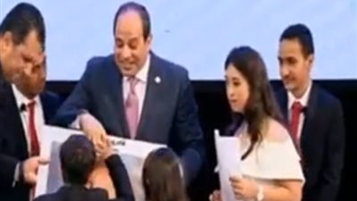 طفل متحدي إعاقة يقدم هدية للرئيس.. والسيسي: تقيلة عليك يا حبيبي