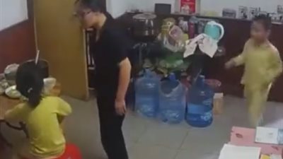هي ملطشة ولا ايه.. طفلة تتعرض للاعتداء بوحشية من والدها ووالدتها 
