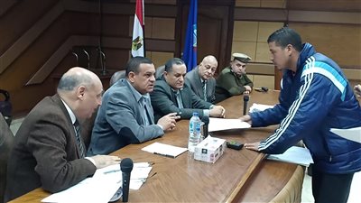 محافظ البحيرة يلتقى 65 مواطن لبحث شكواهم 