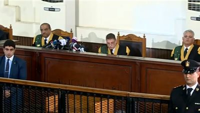 مبارك يطلب موافقة الرئيس قبل الإدلاء بشهادته