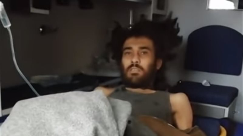 شاب مقيد بالسلاسل