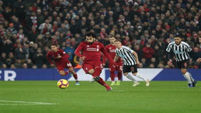 محمد صلاح يسجل من ركلة جزاء ويتساوى مع أوباميانج في صدارة الهدافين