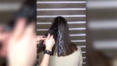فيديو| بتلعب في دماغها.. كوافيرة تصبغ خصلات شعر زبونة على طريقتها الجنونية 