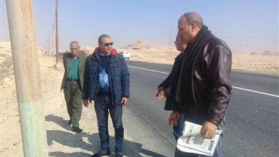 إصلاح وصيانة كشافات الإنارة بالطرق الرئيسية بمركز أبوقرقاص بالمنيا